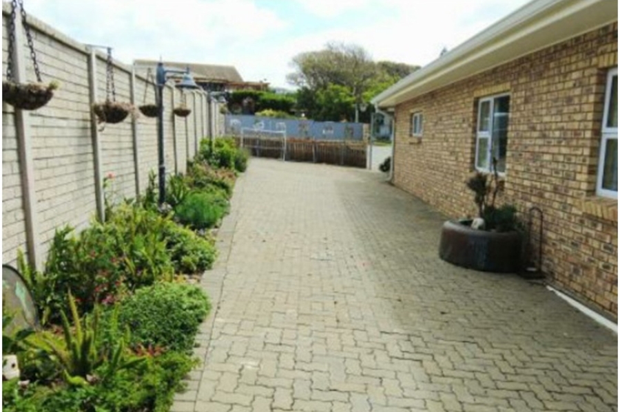 5 Bedroom Property for Sale in Winterstrand Eastern Cape